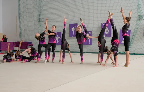 Soutěž umělecké gymnastiky. Mladá gymnastka během její výkon — Stock fotografie