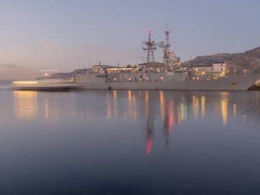 Bergen, Norveç - 12 Şubat 2017: Gece Bergen limanında donanma gemileri