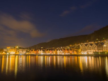 Bergen, Norveç - 12 Şubat 2017: Bryggen Rıhtımı 'ndaki tarihi renkli ahşap depolar.