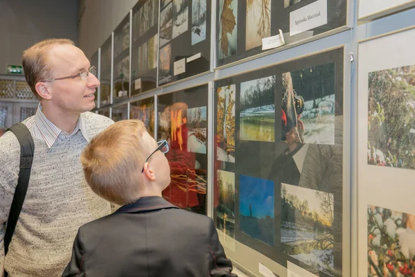 Jozefow Polen Februari 2017 Pap Zoon Kijken Naar Een Tentoonstelling — Stockfoto