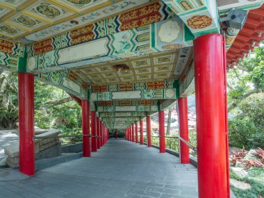 Taipei, Tayvan - 19 Ekim 2016: Taipei, Maokong Hill 'deki Zhinan Tapınağı' ndaki Lingxiao Şapeli 'ne giden kırmızı sütunlu uzun koridor