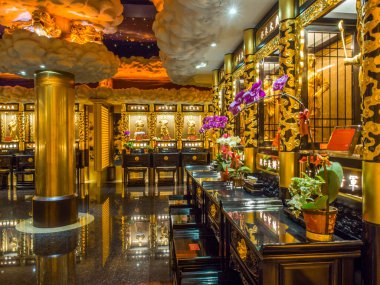 Taipei, Tayvan - 19 Ekim 2016: Taipei, Maokong Hill 'deki Zhinan Tapınağı' nda altın sunaklar