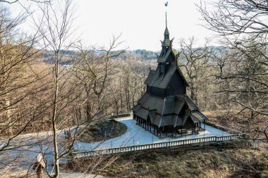 Bergen, Norveç - 12 Şubat 2017 Fantoft Stave Kilisesi. Bergen şehrinin Fana ilçesinde yeniden inşa edilmiş stave kilisesi.