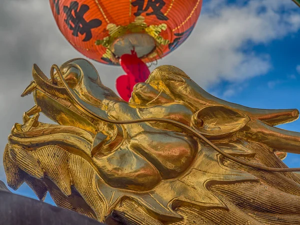 Maokong Taiwan Outubro 2016 Dragão Dourado Incensário Lanternas Vermelhas Chinesas — Fotografia de Stock