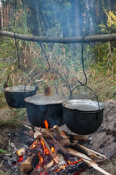 Cuisiner Repas Sur Feu Camp Dans Des Récipients Métalliques Lors — Photo