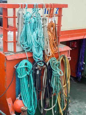 Balıkçı teknesindeki renkli ip.