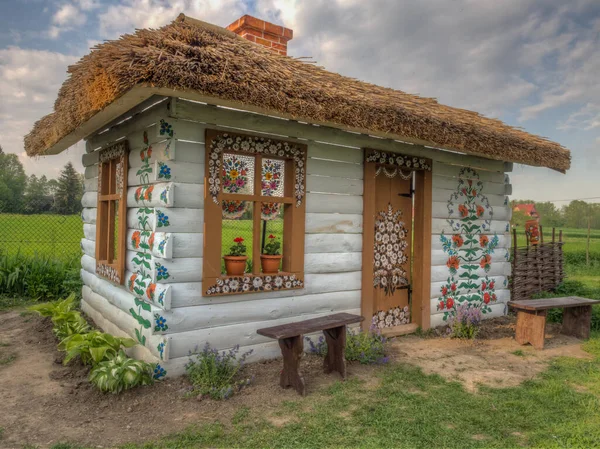 波兰扎里皮 2017年5月20日 位于马洛波尔斯卡的扎里皮村庄的五颜六色的房子 墙上和日晷上涂着鲜花 — 图库照片