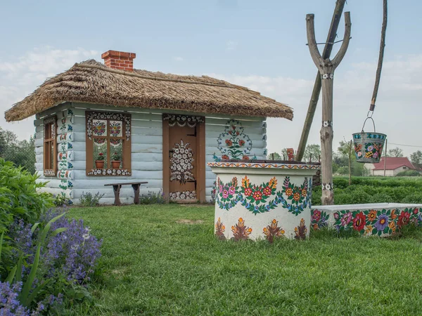 波兰扎里皮 2017年5月20日 位于马洛波尔斯卡的扎里皮村庄的五颜六色的房子 墙上和日晷上涂着鲜花 — 图库照片