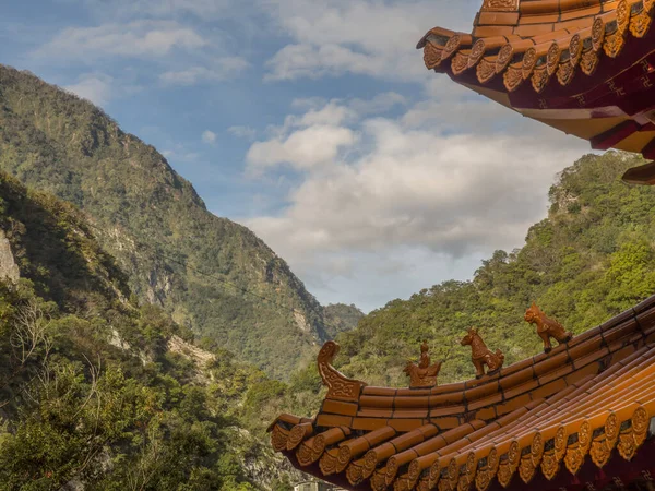 Ornamenten Een Keramisch Dak Taroko Park Taiwan Met Bergen Achtergrond — Stockfoto