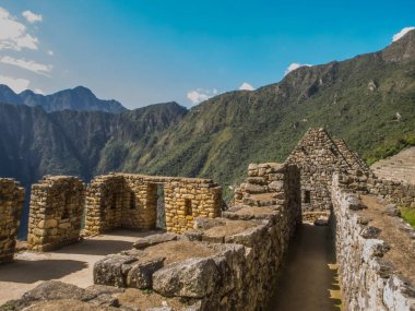 Machu Picchu, Peru - 22 Mayıs 2016: Machu Picchu harabelerinde yürümek.