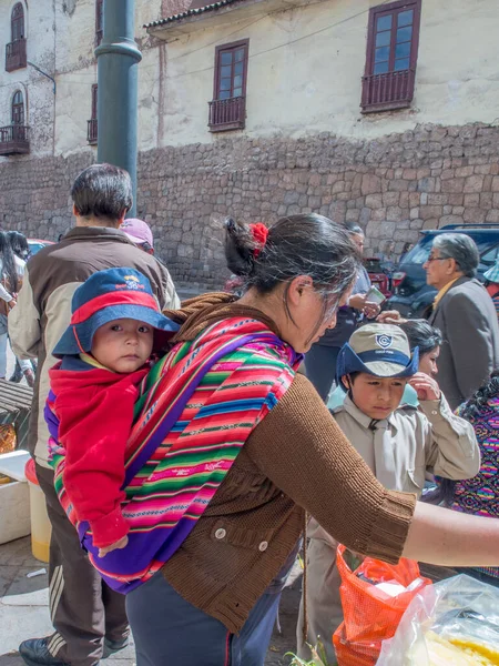 Lima Peru Května 2016 Žena Dítětem Ulici Cusco — Stock fotografie