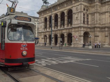 Viyana, Avusturya - 23 Mayıs 2017: Viyana 'da eski moda tramvay. Arka planda Viyana Devlet Operası