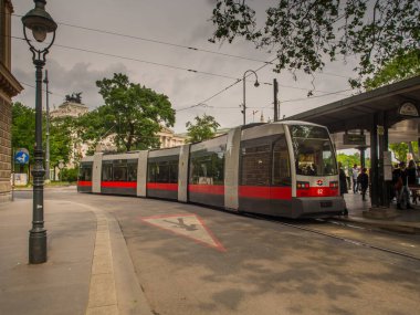 Viyana, Avusturya - 23 Mayıs 2017: Leopold Gratz Platz 'da Viyana caddesinde bir tramvay.