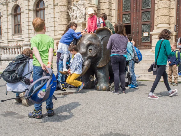 Vídeň Rakousko Května 2017 Skupina Dětí Hrajících Slonem Před Muzeem — Stock fotografie