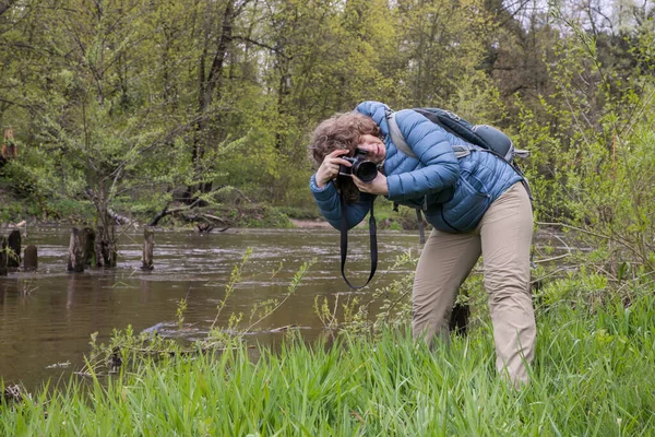 Woman Take Pictures Spring Outdoors Photo Session — Stock Photo, Image