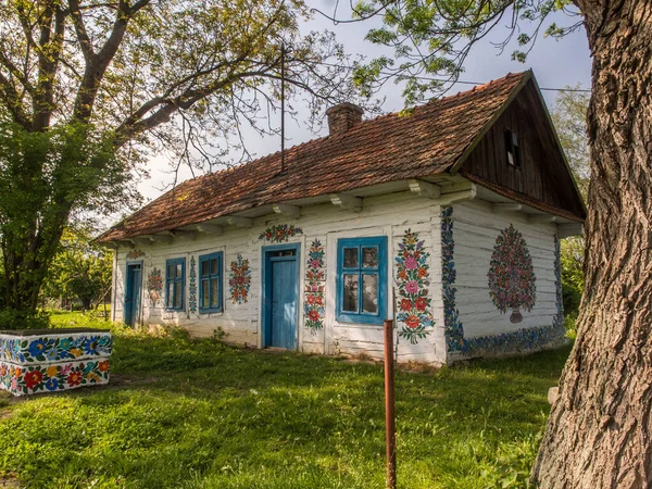 Zalipie Polen Mei 2017 2017 Huis Met Blauwe Lijsten Kleurrijke — Stockfoto