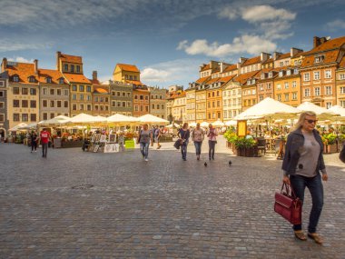 Varşova, Polonya - 02 Haziran 2017: Kafeler, tezgahlar, renkli binalar ve Eski Şehir Meydanı 'ndaki insanlar (Rynek Stare Miasto) yaz döneminde, UNESCO Dünya Mirası.