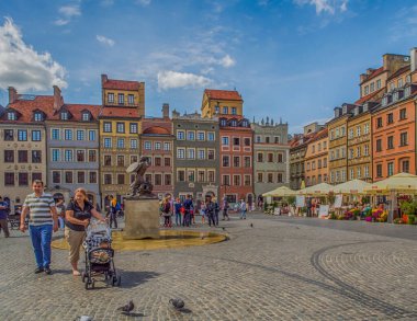 Varşova, Polonya - 02 Haziran 2017: Kafeler, tezgahlar, renkli binalar ve Eski Şehir Meydanı 'ndaki insanlar (Rynek Stare Miasto) yaz döneminde, UNESCO Dünya Mirası.