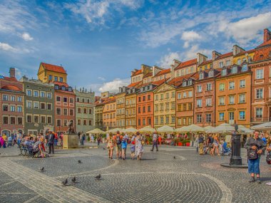 Varşova, Polonya - 02 Haziran 2017: Kafeler, tezgahlar, renkli binalar ve Eski Şehir Meydanı 'ndaki insanlar (Rynek Stare Miasto) yaz döneminde, UNESCO Dünya Mirası.