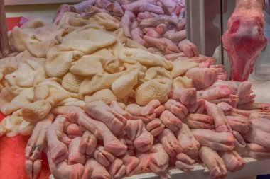 Atina, Yunanistan, - 06 Nisan 2015: Şehir Pazarı. Tribünlerde farklı türde et bulunur.