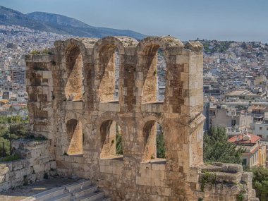 Atina, Yunanistan - 3 Nisan 2015: Atina 'nın arka planındaki Akropolis' in güneybatı yamacında yer alan Herodes Atticus Odeonu - taş tiyatro yapısı