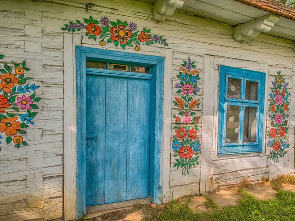 Zalipie Polônia Maio 2017 2017 Casa Com Molduras Azuis Flores — Fotografia de Stock