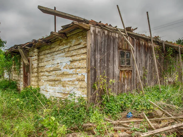 波兰村 2017年5月21日 废弃的木制房屋盖上了擦亮村的常春藤 — 图库照片