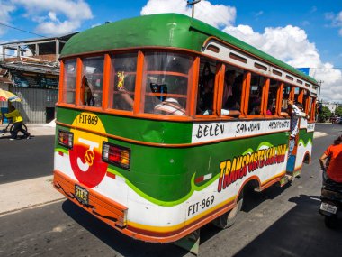 Iquitos, Peru - 17 Mayıs 2016: Iquitos Caddesi 'ndeki otobüs