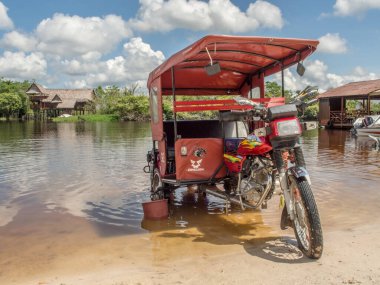 Santo Tomas, Peru - 17 Mayıs 2016: Küçük Santo Tomas köyündeki nehirde çekçek