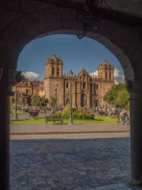 Cusco, Peru - 18 Mayıs 2016, Plaza de Armas Meydanı Katedrali