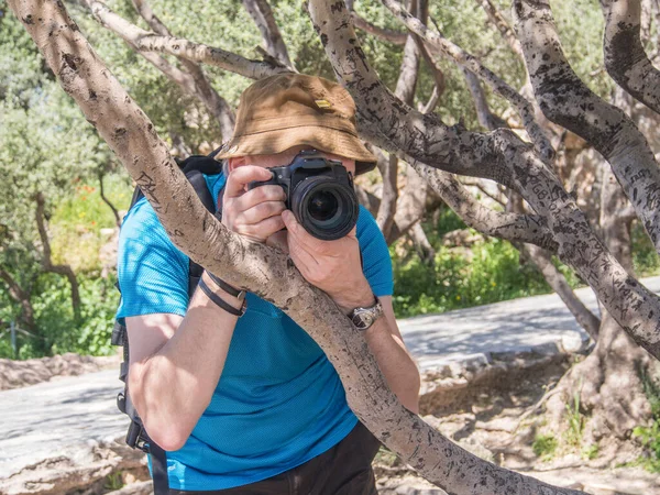 Homme Prend Une Photo Avec Appareil Photo Réflexe — Photo