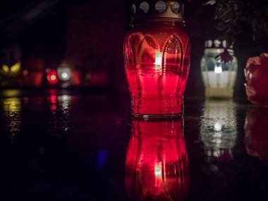 Mezarlık meşalesi gecenin karanlığında parlak bir ışıkla yanıyor.