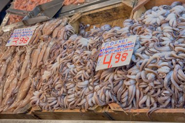 Atina, Yunanistan, - 06 Nisan 2015: Şehir Pazarı. Deniz ürünlerinin yanında durun: ahtapot, mürekkep balıkları.