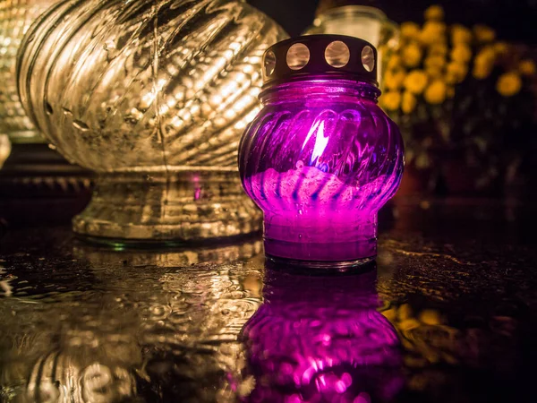 Antorcha Del Cementerio Arde Con Una Luz Brillante Noche Oscura —  Fotos de Stock