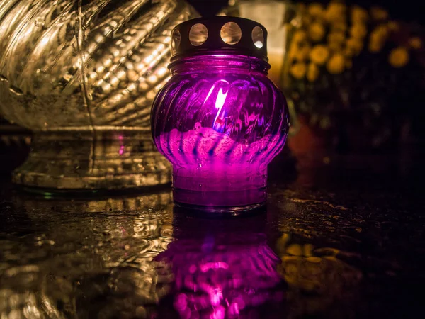 Die Friedhofsfackel Brennt Mit Hellem Licht Der Dunklen Nacht — Stockfoto