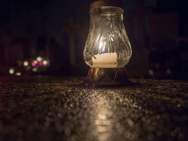 Die Friedhofsfackel Brennt Mit Hellem Licht Der Dunklen Nacht — Stockfoto