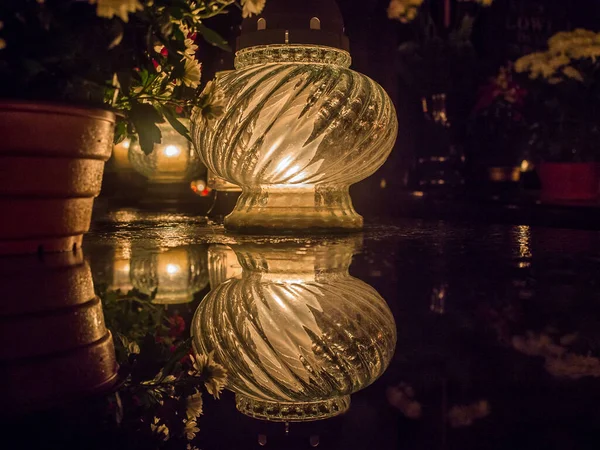 Die Friedhofsfackel Brennt Mit Hellem Licht Der Dunklen Nacht — Stockfoto