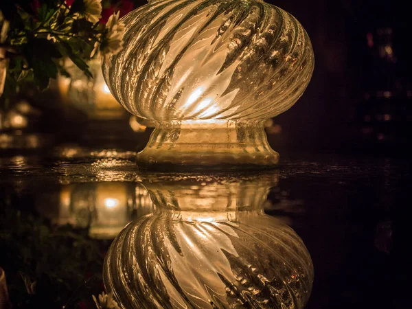 Kerkhof Fakkel Brandt Met Een Fel Licht Donkere Nacht — Stockfoto