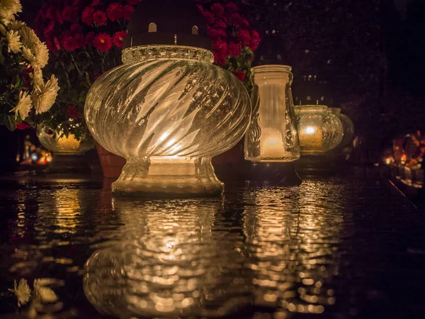 Die Friedhofsfackel Brennt Mit Hellem Licht Der Dunklen Nacht — Stockfoto