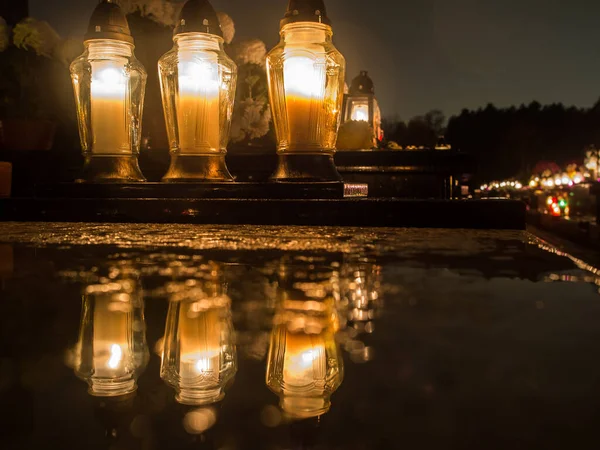 Die Friedhofsfackel Brennt Mit Hellem Licht Der Dunklen Nacht — Stockfoto