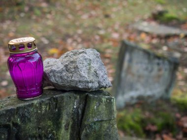 Yahudi mezarlığının yanında Katolik tabelası (Yahudi geleneği).