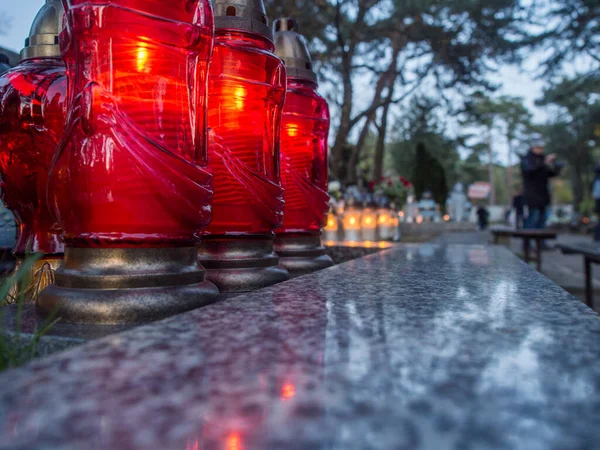 Torcia Del Cimitero Brucia Con Una Luce Intensa Nella Notte — Foto Stock