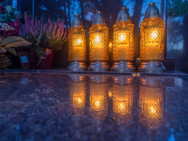 Die Friedhofsfackel Brennt Mit Hellem Licht Der Dunklen Nacht — Stockfoto