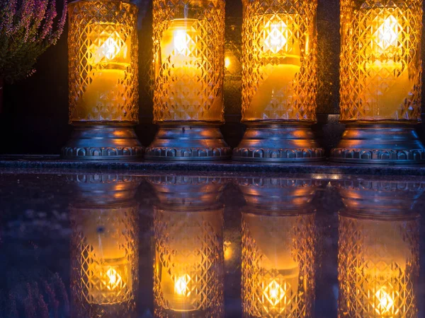 Die Friedhofsfackel Brennt Mit Hellem Licht Der Dunklen Nacht — Stockfoto