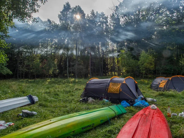 Rivière Wieprza Pologne Août 2017 Kayaks Tentes Sur Camping Bord — Photo