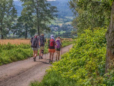 Dağlarda gezen turistler. Düşük Beskid