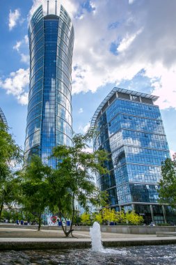 Varşova, Polonya - 19 Haziran 2017: Varşova 'da yeni, cam gökdelenler