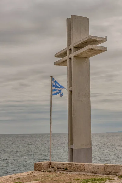 希腊比雷埃夫斯 2015年4月4日 一个巨大的基督教十字架 在港口码头悬挂希腊国旗 — 图库照片