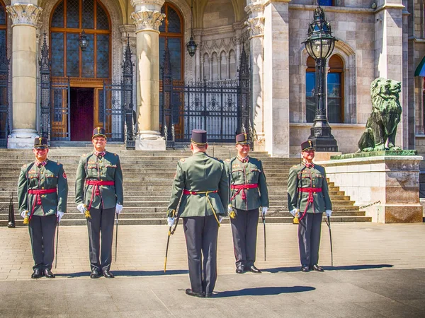 ブダペスト ハンガリー 2015年4月16日 議会の建物の外の軍事警備隊を変更する — ストック写真