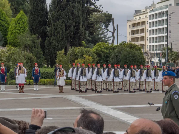 アテネ ギリシャ 2015年4月5日 アテネの通りを伝統的な制服を着た兵士の厳粛な軍事パレード — ストック写真